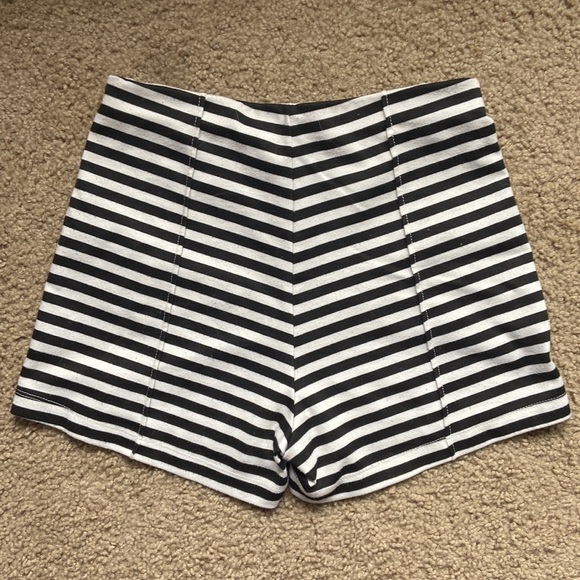 Short shorts - Picture 2 of 3